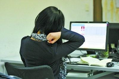 颈椎病|颈椎病的元凶找到了,教您2个方法,可以快速缓解颈椎疼痛