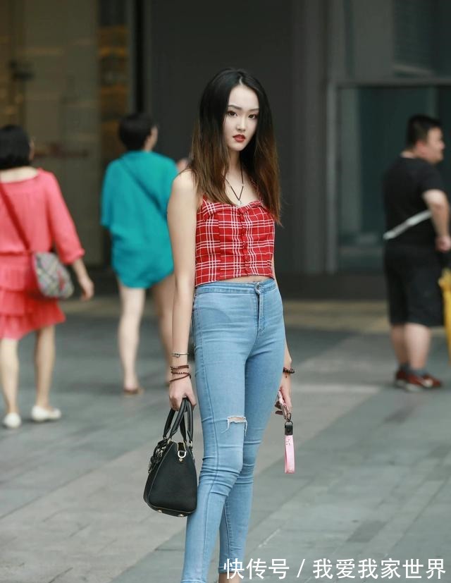 小辣妹 红色格子抹胸背心搭配破洞牛仔裤,干净利落,体现了她的时髦气质!