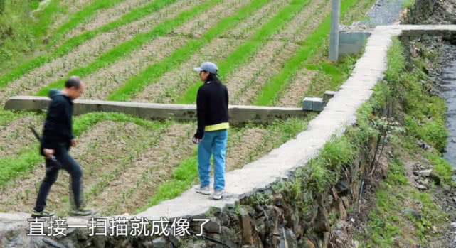 潘石屹离开蘑菇屋前,不跟何炅黄磊打招呼,唯独跟她握手道别!