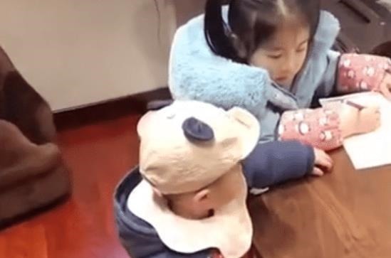 秒怂|二宝欲上前“捣乱”,被姐姐一个“眼神杀”吓退,乖怂表情亮了