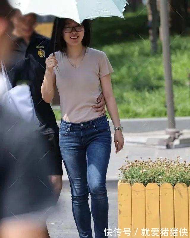 凸显|简洁大气的衬衫搭配牛仔裤,日常穿着凸显气质