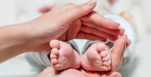 泪流满面|“儿子那么帅,不可能是我生的”,4次亲子鉴定后,宝爸泪流满面