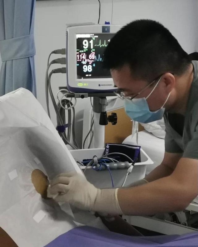 轮椅|16岁初中生突然不能活动,医生从他体内抽出红色液体