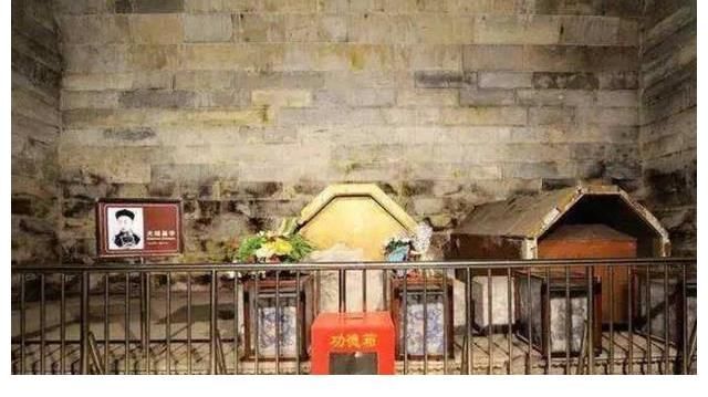 皇后$1980年考古队挖开光绪墓,一名医生爬进皇后棺材,爬出后呕吐不止