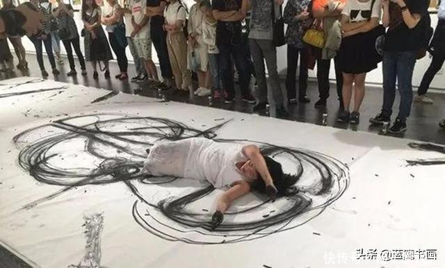 她是美院女学生,用自己的身体在纸上画画,却被认为是在恶搞