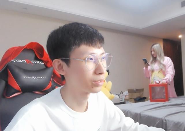 直播|梦泪直播发生意外！梦嫂“睡衣”突然闯入，真实身材曝光疯狂截图