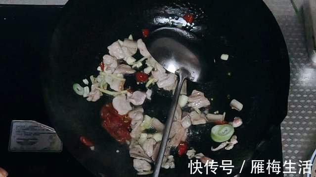 为啥很多饭店把芹菜炒杏鲍菇当做招牌菜试着炒一次,真能吃上瘾