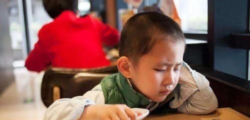 东东|“妈妈,我就玩几分钟”,家长的两种回应,成就了两种不同的人生