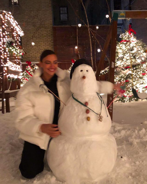 超模伊莲娜“盘腿躺”真稀奇! 穿深V开衫秀前凸后翘, 厌世脸绝美