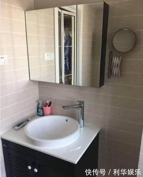 收纳|老公非要把衣帽间装在卫生间入口,我骂他脑子进水,完工后我闭嘴了