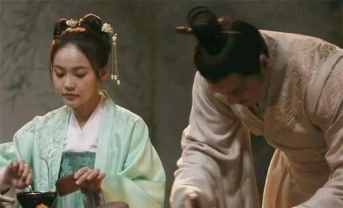 美人归$才女出上联“白头翁,牵牛耕熟地”,书生妙对下联,抱得美人归