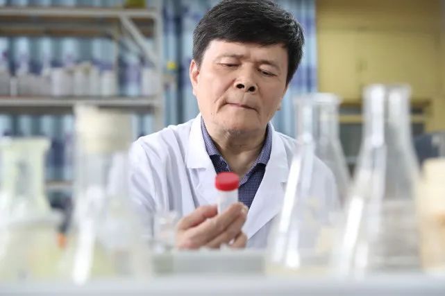 强直性脊柱炎|曾被医生诊断10年后可能瘫痪,30多年后他还在为学生上课