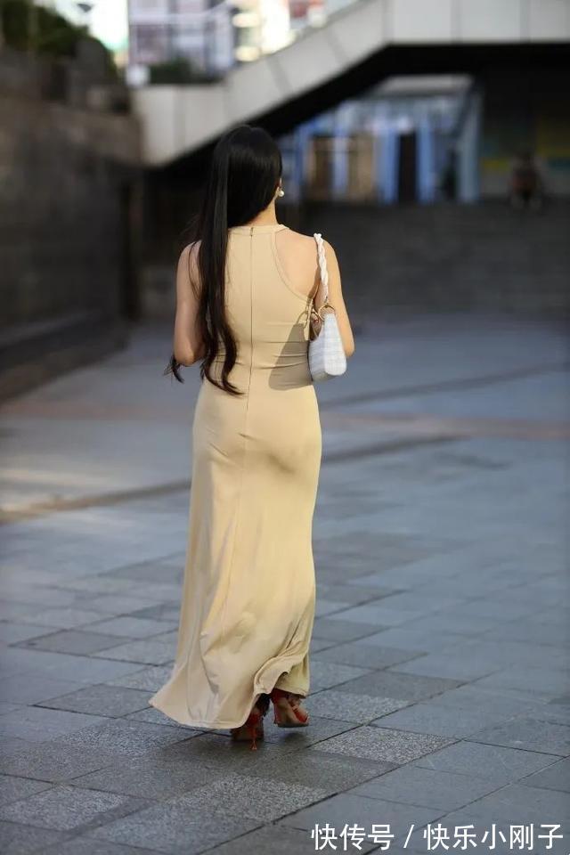时尚 连衣裙的穿着干练不失甜美,低调又不失个性,带来独有的个人时尚气质