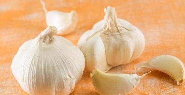 炒菜时先放大蒜,会产生致癌物吗?其实以下两种食物是致癌户