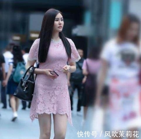 街拍：娇艳欲滴的小美女，一条优雅的短裤，尽显白皙美腿