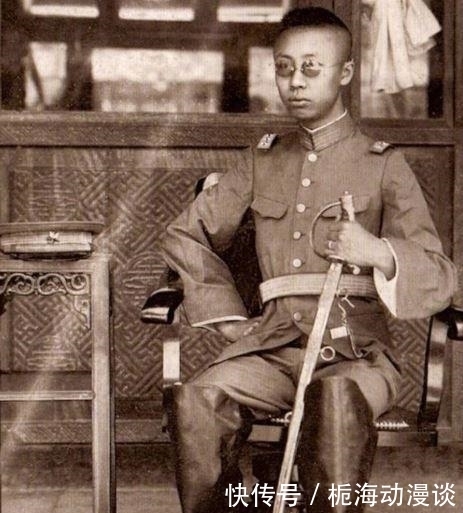 婉容|老照片:图1骑在国舅爷身上的溥仪,图6和孩子在玩荡秋千的婉容