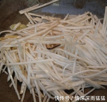 萝卜做馅,最忌焯水或盐腌,大厨教你1招,萝卜爽脆鲜甜,真香!
