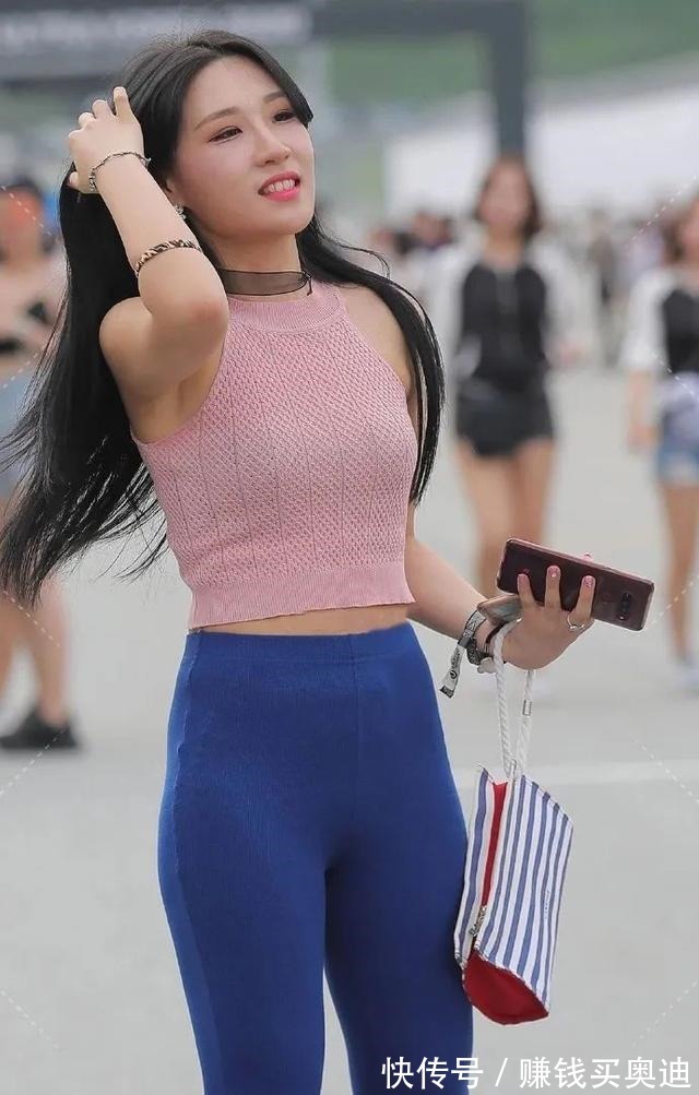 针织衫 粉色针织背心配蓝色瑜伽裤，时尚显身材，减龄增加气质！