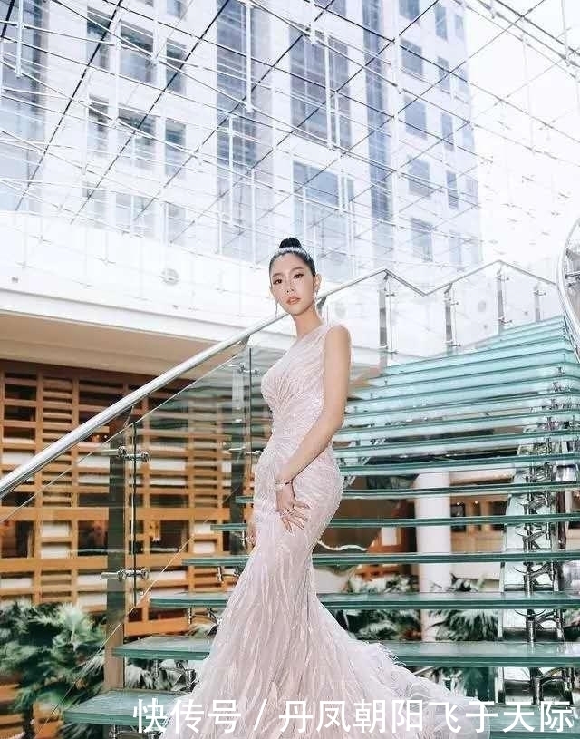 礼裙|克拉拉真是“人间理想”,S型身材还穿这么紧的礼裙,有被惊艳到