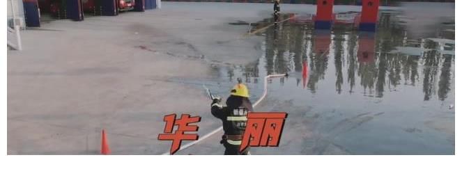 《滾燙人生》高壓水槍訓練，陳小春絲滑轉身，李響失控太好笑