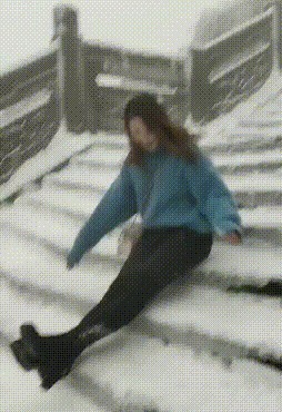 |搞笑GIF:小姐姐真是个狠人 下次过来记得带个铁盆