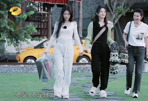 赵丽颖回归中餐厅，耿直人设不改，吐槽丁真米线没做熟