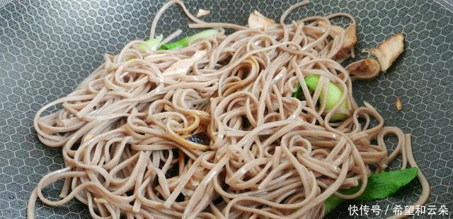营养|油肉油菜荞麦面有肉香的加持,面香更浓