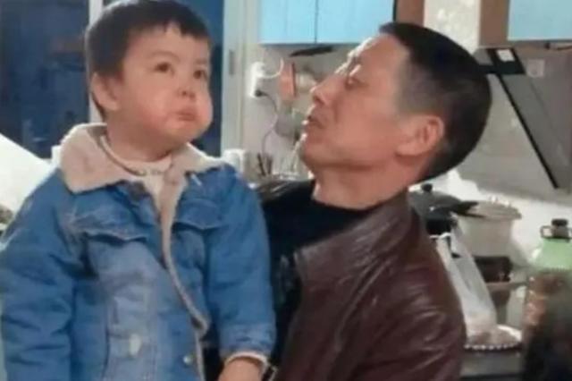 宝宝|“吃醋宝宝”表情火了,只因妈妈多抱了一会姐姐,网友:简直可爱