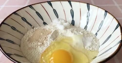 早餐不要出去买了,面粉里加1个鸡蛋,筷子一搅,2分钟就能吃