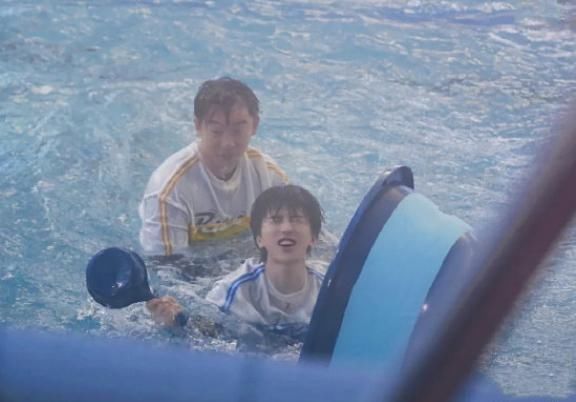 郑恺|蔡徐坤被郑恺按到水里,看到因遇水而“脱妆”的脸,这谁扛得住