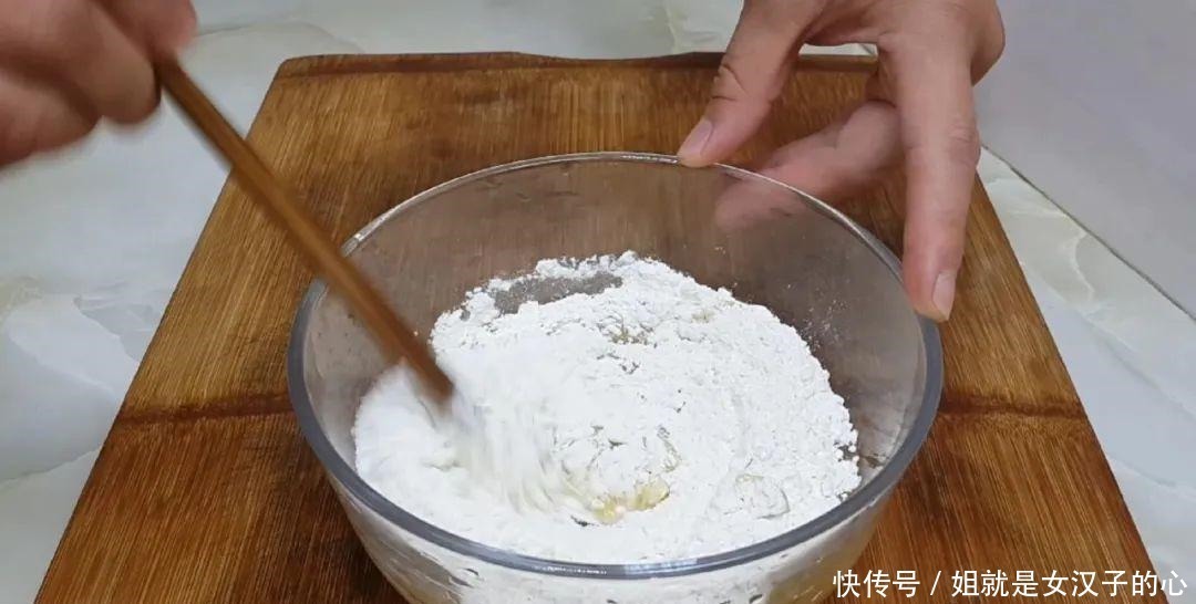 面团|爱吃烧饼的要收藏了,开水一烫,个个松软香甜,学会都能开店了