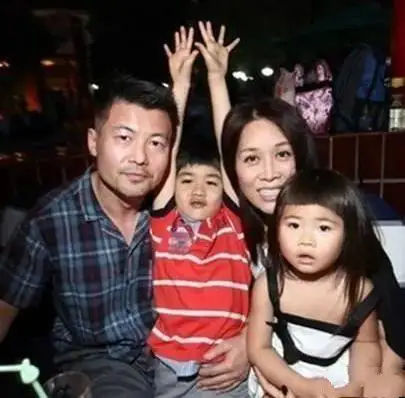 单亲、离婚、困境，《逆光》唱哭背后，那英胡静杨钰莹张柏芝王鸥的坎坷人生