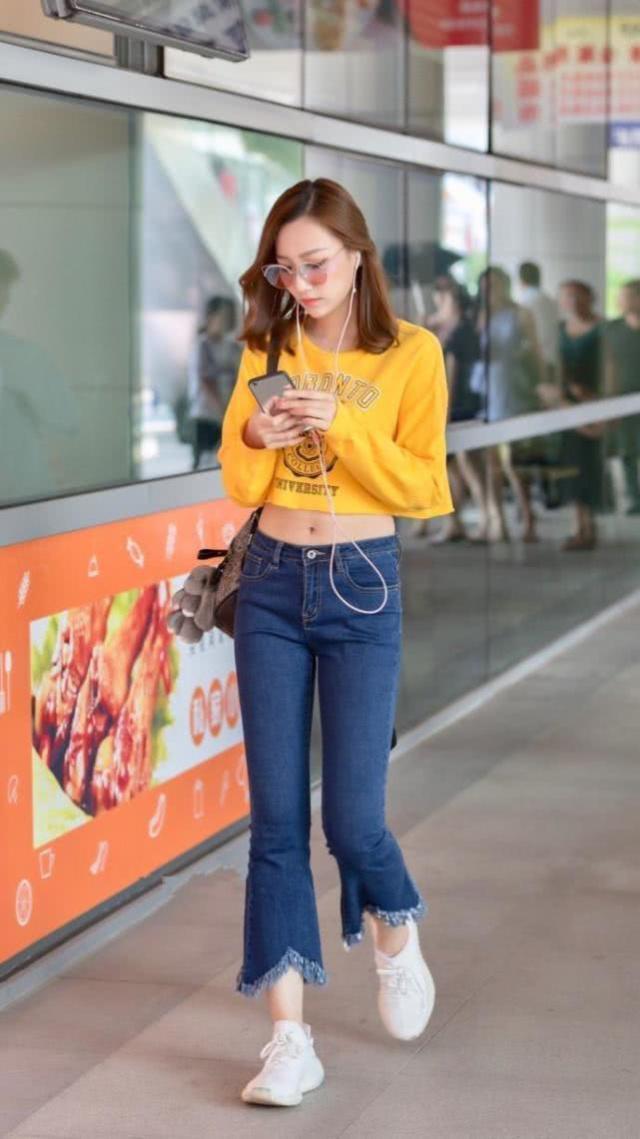 街拍:美女红色挂脖背心搭配牛仔热裤,清清爽爽的还很显腿长