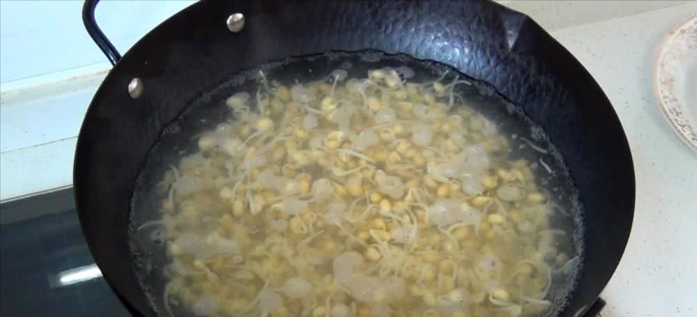 家常菜|豆芽炒粉条,地道家常菜,教你一个小技巧,豆芽入味,越嚼越香