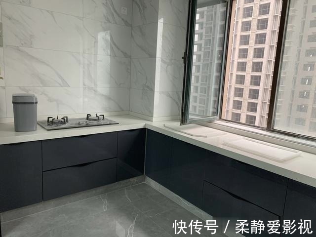 装修|她家装修花了12万,打造网红款电视墙,请木工师傅打柜子很喜欢