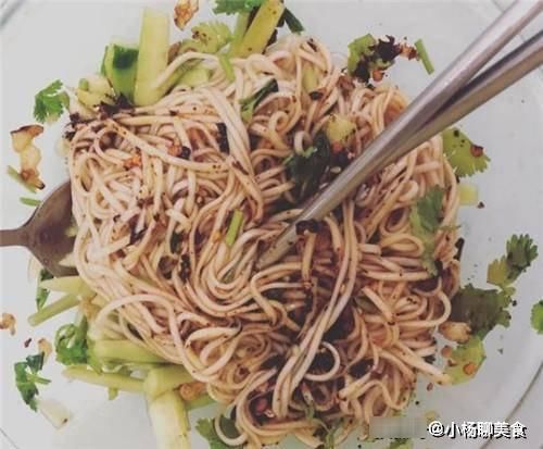 辣椒面|我吃面从不将就，配菜秘制酱一放，看着就流口水，连吃3天还不够