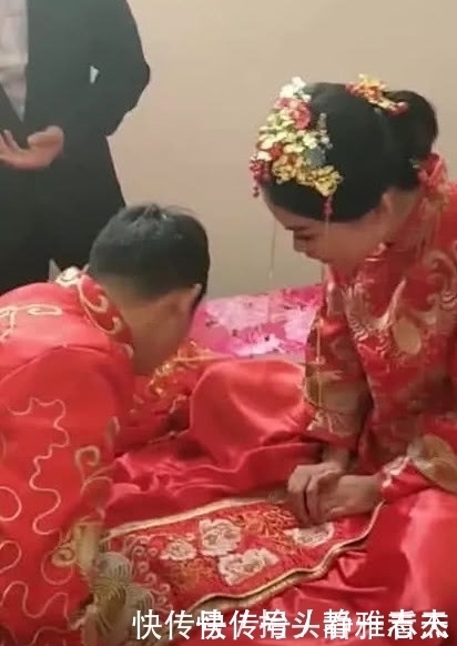 大喜日子新郎死活不肯亲老婆,看到新娘正脸,网友孙猴子转世