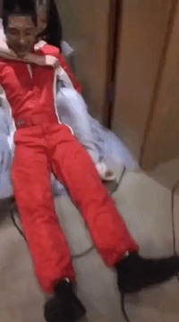 |搞笑GIF:小伙子,你这是看到什么了?笑得这么大声