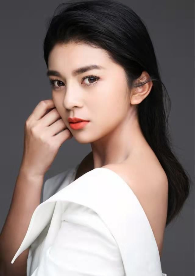 一出好戏!谈莉娜哭诉因肤色自卑,却被扒曾