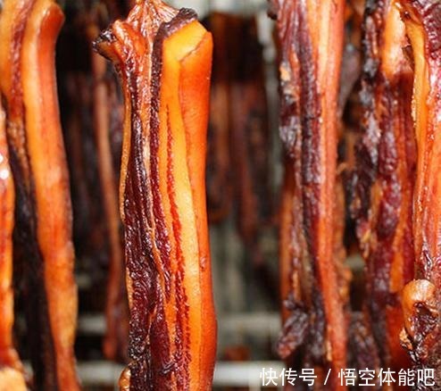农村才能做烟熏肉学会这招,城里也能熏,味道更香,放1年不坏!