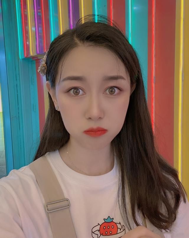 白t|说孙一文是击剑＂女神＂真不为过，不仅颜值高，日常穿搭也让人心动