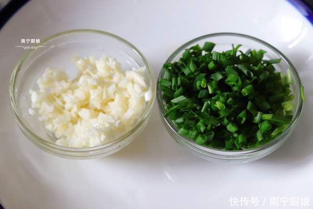 大虾别再白灼吃了,教你咸香又酥脆的美味做法,吃上一口就会上瘾