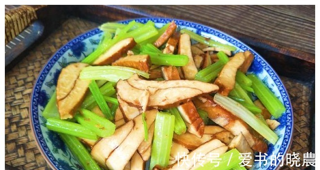芹菜|三伏天,这道清淡菜要多吃,一盘不过5元钱,香脆又实惠!
