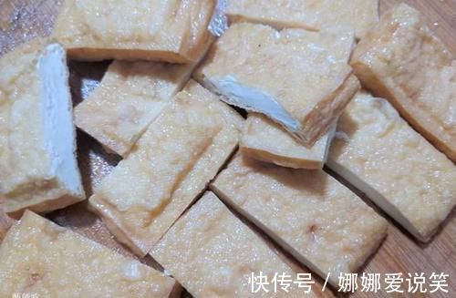 它比鸡肉贵,比鸡蛋好吃,加豆腐简单一炒,鲜嫩下饭,真香