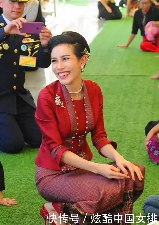 泰国“甄嬛”摊牌了!换新发型后穿衣变大胆,逛街试披肩一脸得意