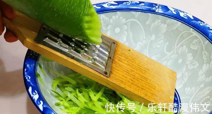 炸萝卜丸子，萝卜用不用焯水教您正确做法，丸子外酥里嫩不发硬