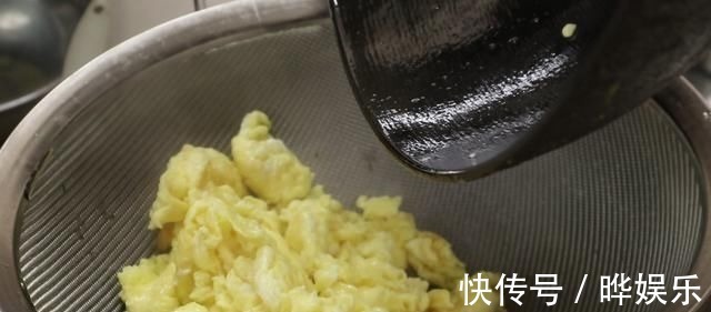 “西红柿炒鸡蛋”很多人第一步就错了，难怪不好吃，看大厨咋做的