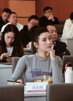 知名度|健身达人刘太阳，开健身馆收入不菲，穿旗袍秀完美身材