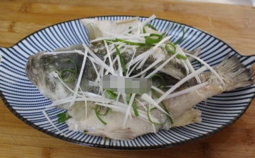 鲈鱼最简单的家常做法,鲜嫩少油,在家也能做出大厨的档次