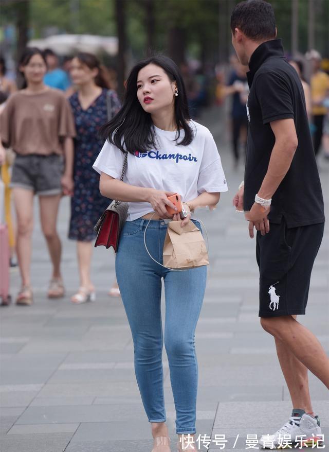 肩部|舒适自在的瑜伽裤穿搭显得有品位，穿着舒适个性，安静温柔